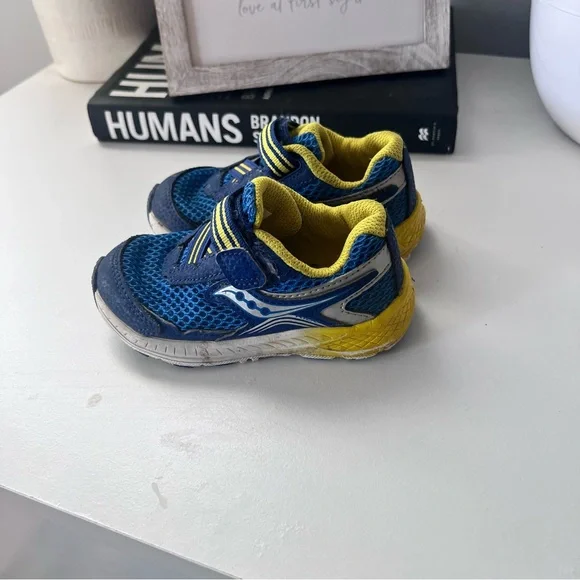 Assorted toddler size 6 shoes - Picture 7 of 8